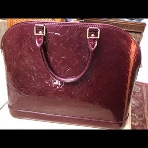 Alma GM Vernis leather Amarante. Louis Vuitton